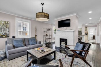 entire home bright and modern close to everything