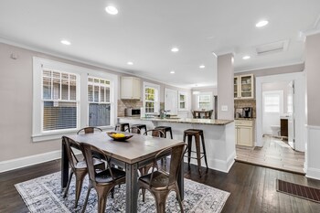 entire home bright and modern close to everything