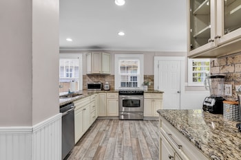 entire home bright and modern close to everything