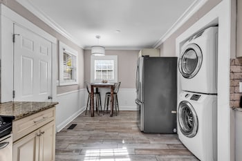 entire home bright and modern close to everything