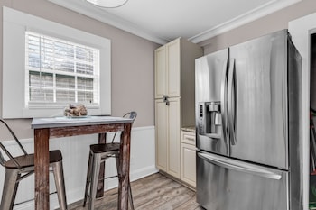 entire home bright and modern close to everything