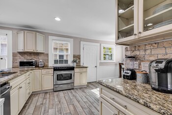 entire home bright and modern close to everything