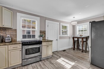 entire home bright and modern close to everything