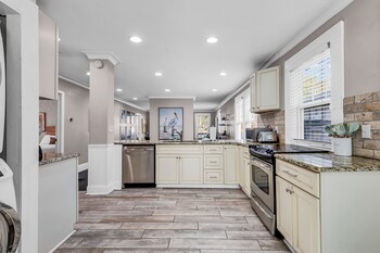 entire home bright and modern close to everything