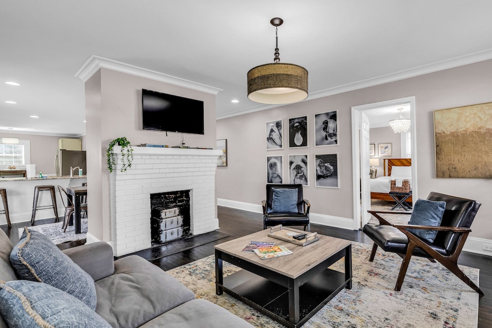 entire home bright and modern close to everything