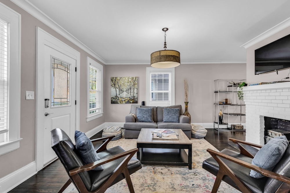 entire home bright and modern close to everything