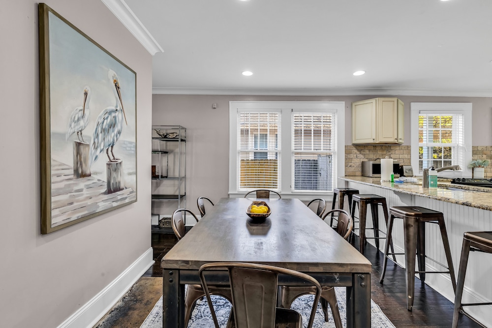 entire home bright and modern close to everything