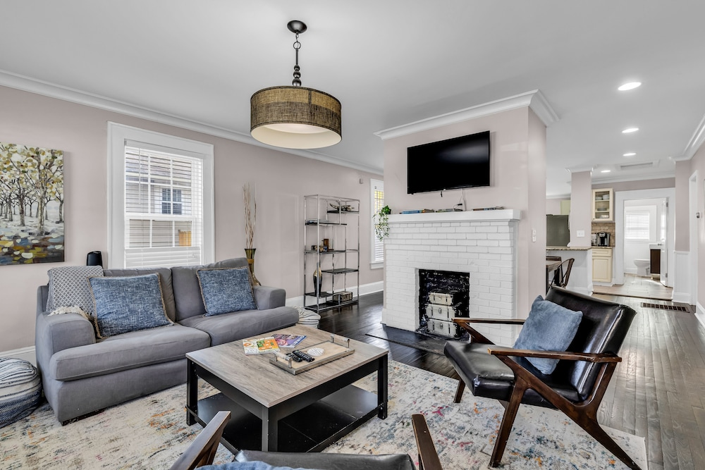 entire home bright and modern close to everything