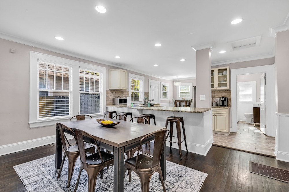 entire home bright and modern close to everything