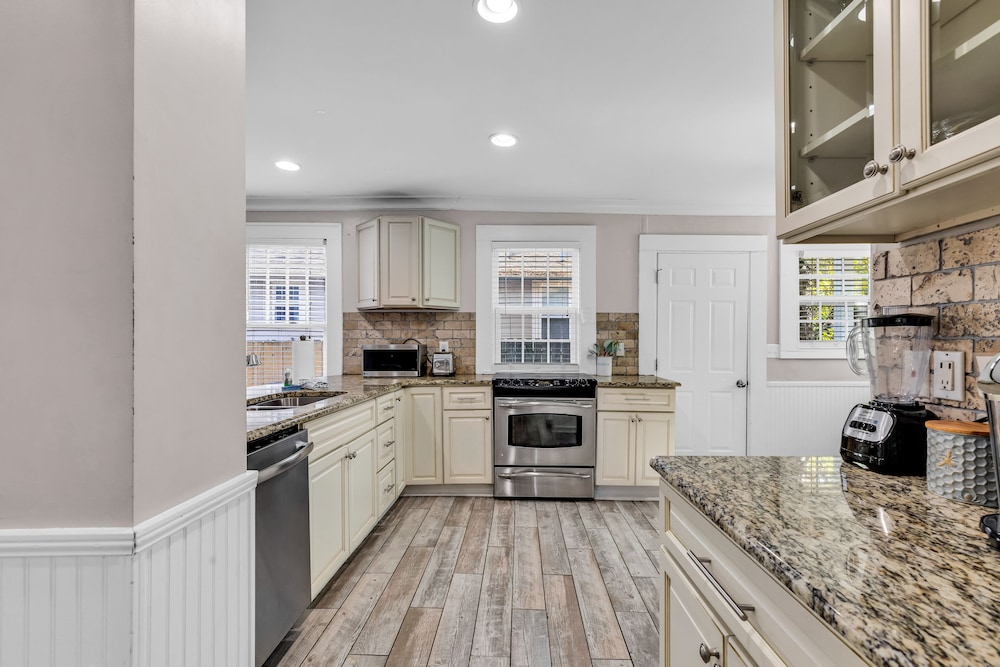 entire home bright and modern close to everything