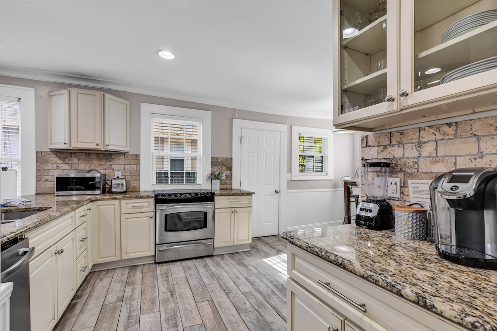 entire home bright and modern close to everything