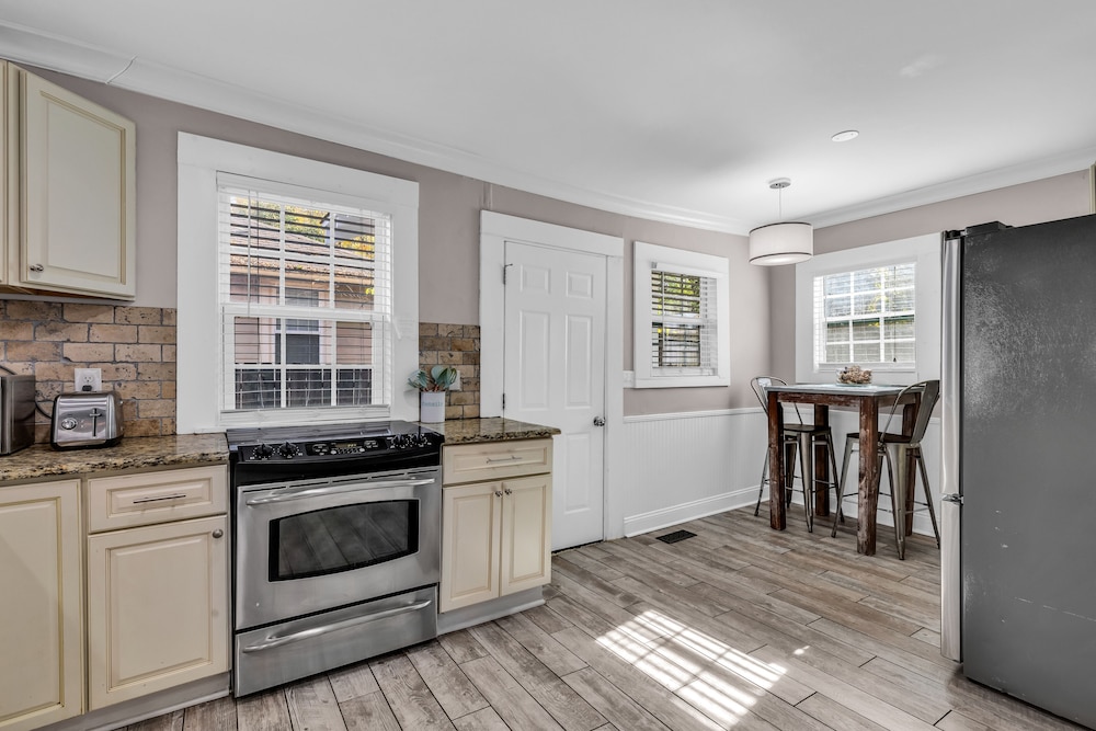 entire home bright and modern close to everything