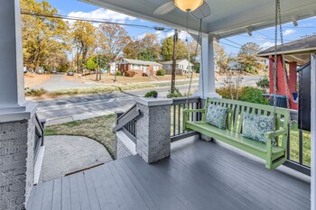 entire home bright and modern close to everything