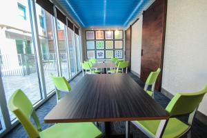 holiday inn express and suites miami airport east by ihg