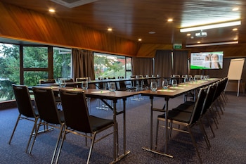 holiday inn queenstown frankton road by ihg