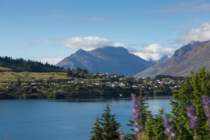 holiday inn queenstown frankton road by ihg