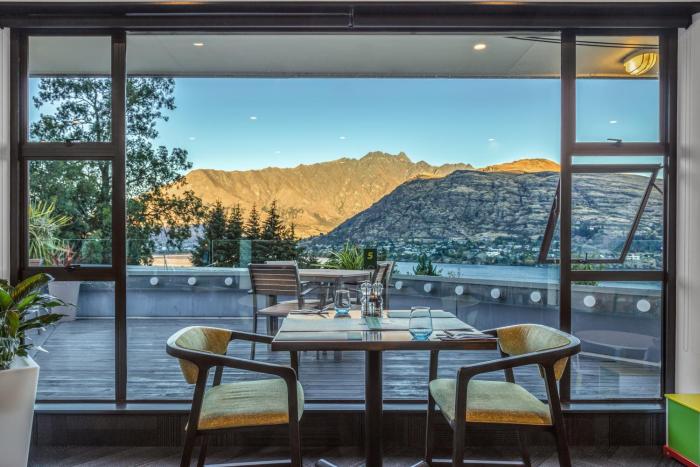 holiday inn queenstown frankton road by ihg