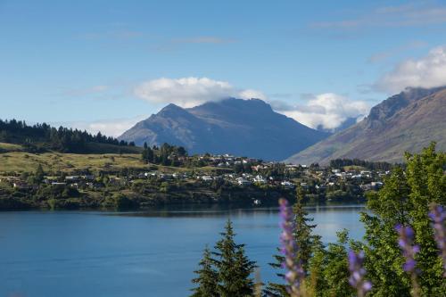 holiday inn queenstown frankton road by ihg