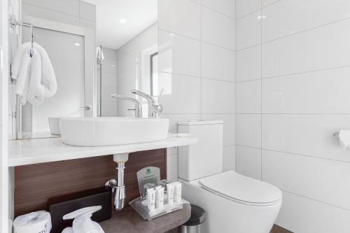 holiday inn queenstown frankton road by ihg