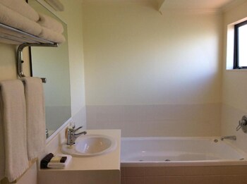 Chancellor Motor Lodge & Conference Centre,West End>>Palmerston North,4 star