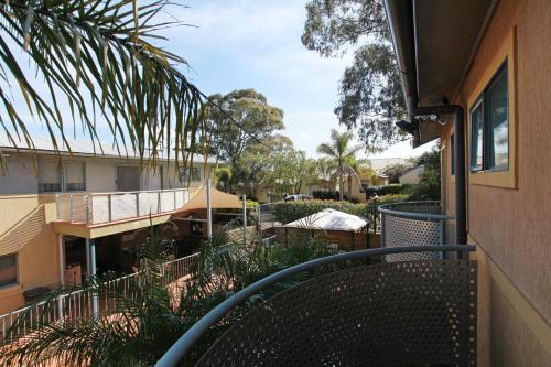 travellers motor village