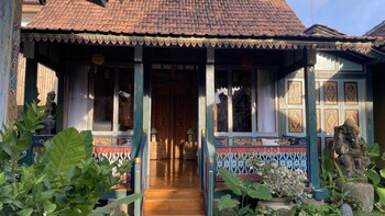 keris art shop and villa telaga wana