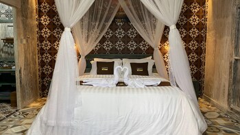 keris art shop and villa telaga wana