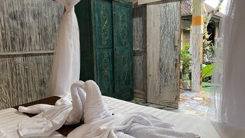 keris art shop and villa telaga wana