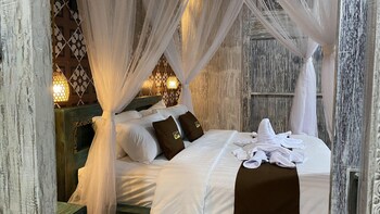 keris art shop and villa telaga wana