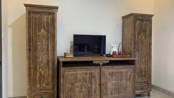 keris art shop and villa telaga wana