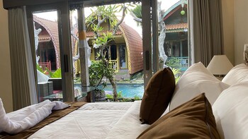 keris art shop and villa telaga wana