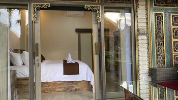 keris art shop and villa telaga wana