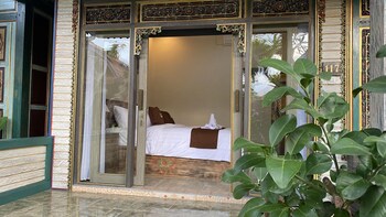 keris art shop and villa telaga wana