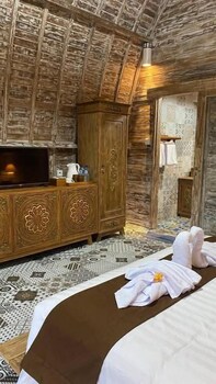 keris art shop and villa telaga wana