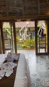 keris art shop and villa telaga wana