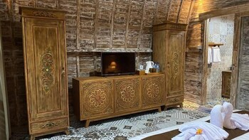 keris art shop and villa telaga wana