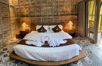 keris art shop and villa telaga wana