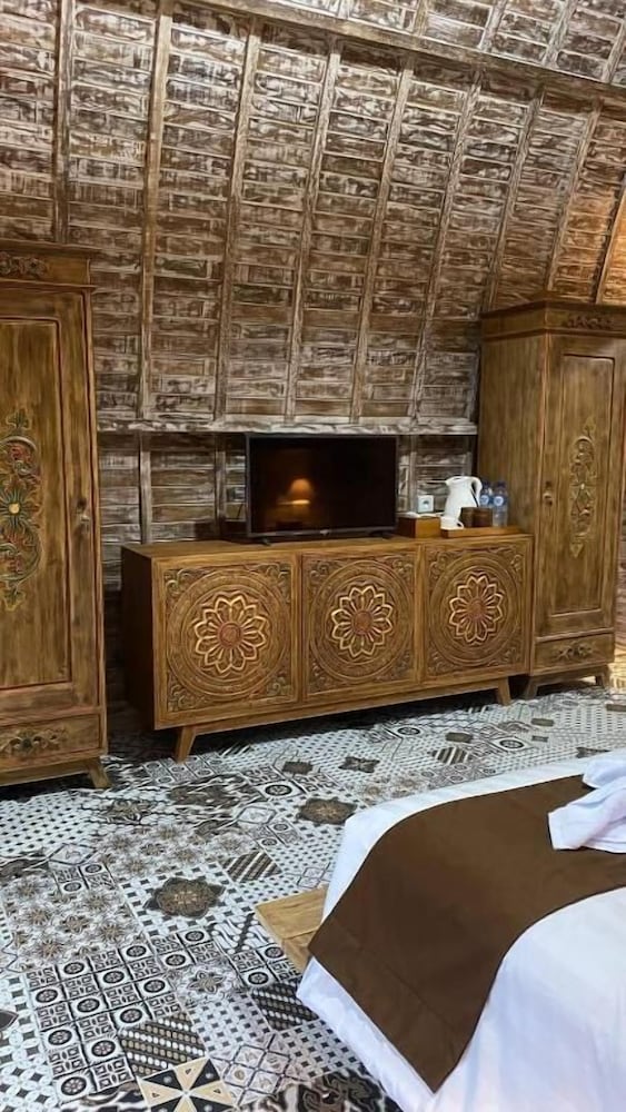 keris art shop and villa telaga wana