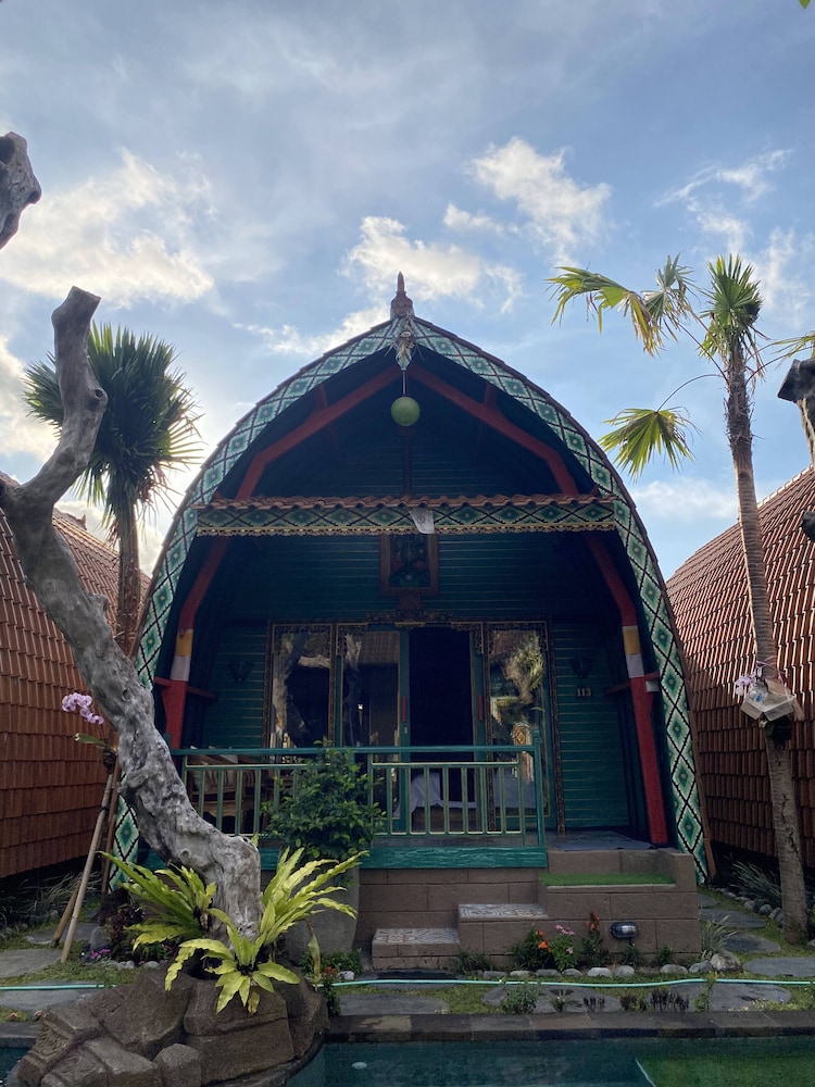 keris art shop and villa telaga wana