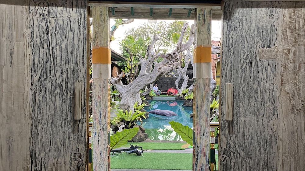 keris art shop and villa telaga wana