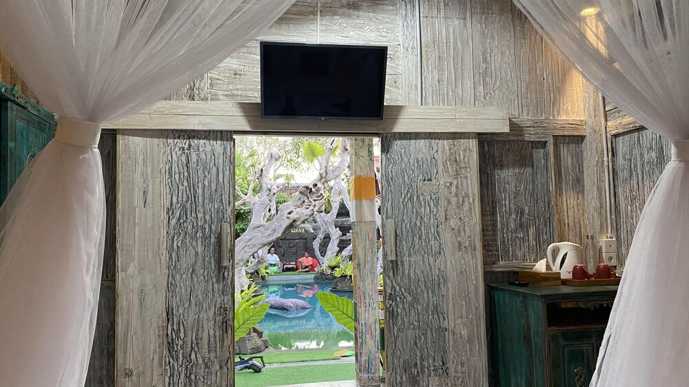 keris art shop and villa telaga wana