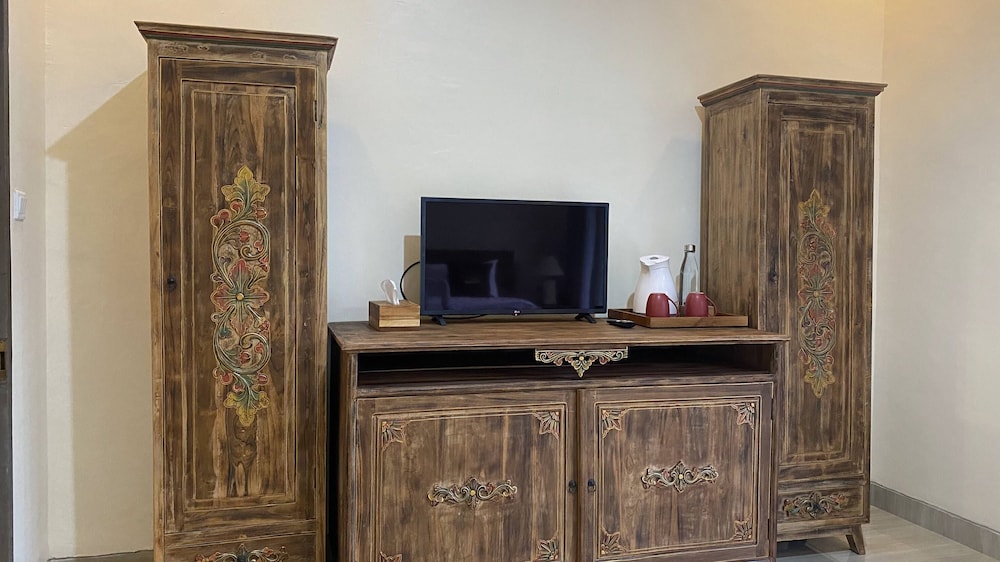 keris art shop and villa telaga wana