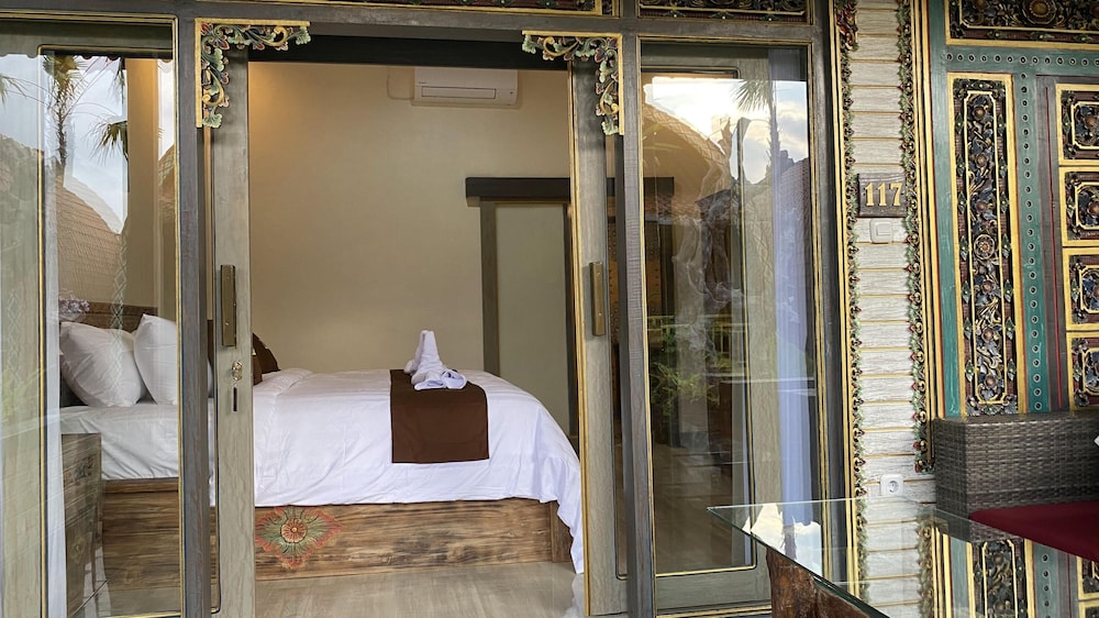 keris art shop and villa telaga wana