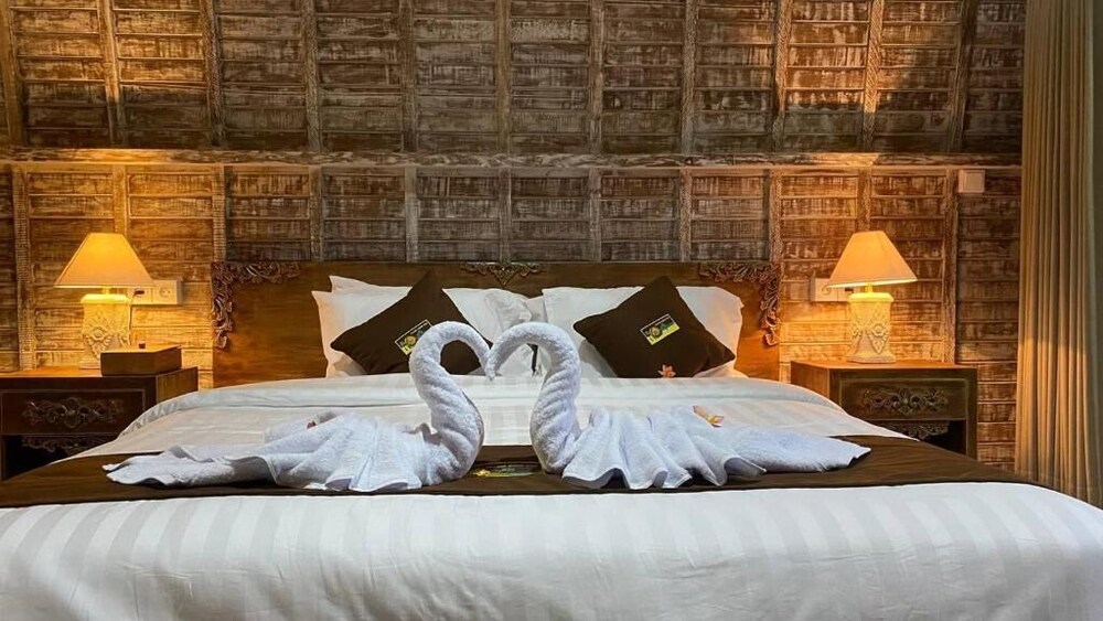 keris art shop and villa telaga wana