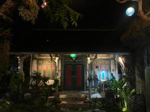 keris art shop and villa telaga wana