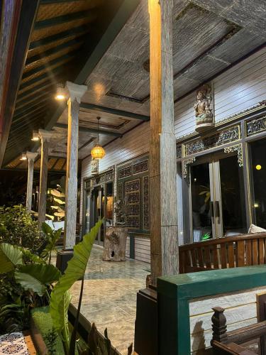 keris art shop and villa telaga wana