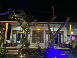 keris art shop and villa telaga wana