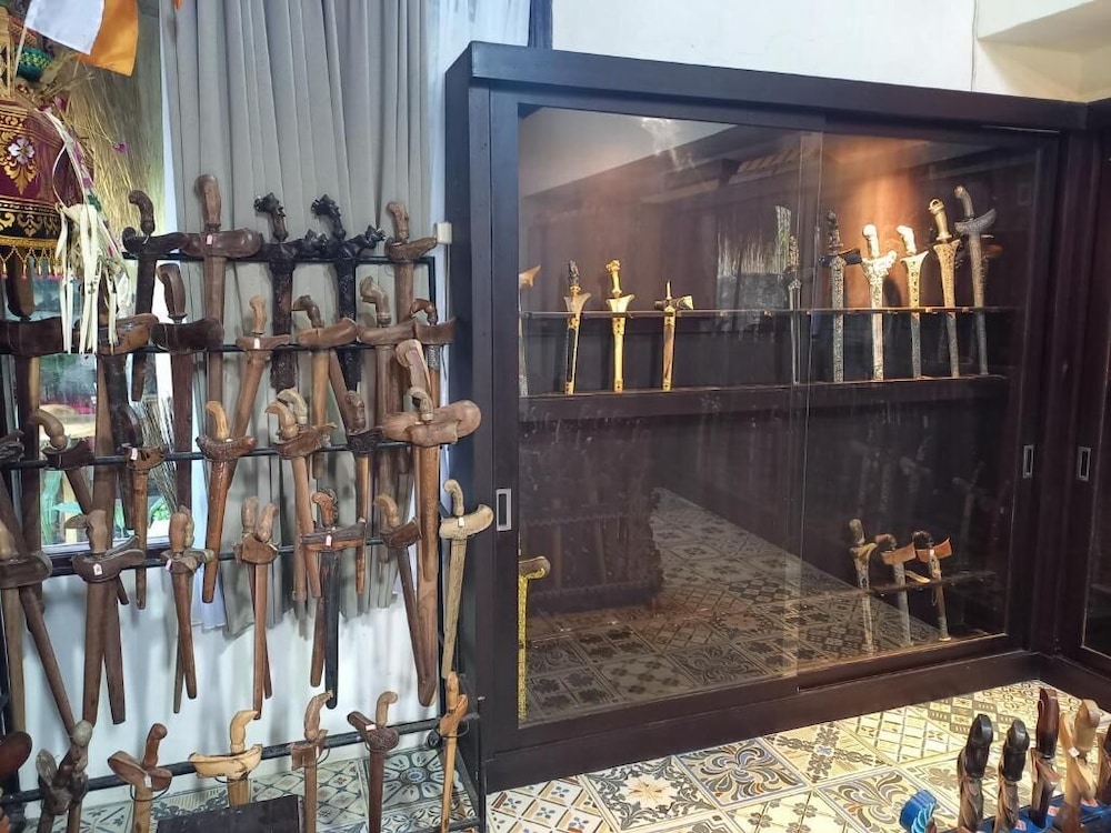 keris art shop and villa telaga wana