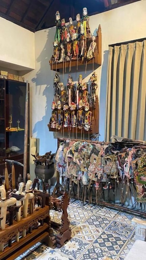 keris art shop and villa telaga wana