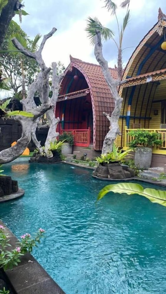 keris art shop and villa telaga wana